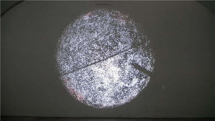 Simone Kessler, Many stars shine: Zu Beginn ist das Video dunkel, dann wird es von kleinen leuchtenden Punkten abgelöst. Eine Person brennt mit einem Lötkolben so viele Löcher in den Globus, dass dieser sich schließlich im Licht auflöst.