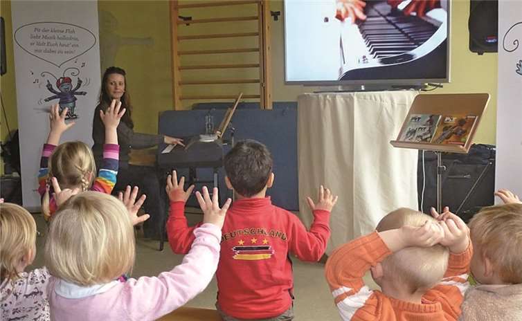 Simone Ludwig begeisterte die Aderdorfer Kita-Kinder mit den Abenteuern von Pit, dem Floh.privat