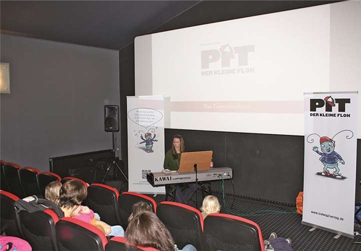 Simone Ludwig spielt das Lied von Pit, dem kleinen Floh.