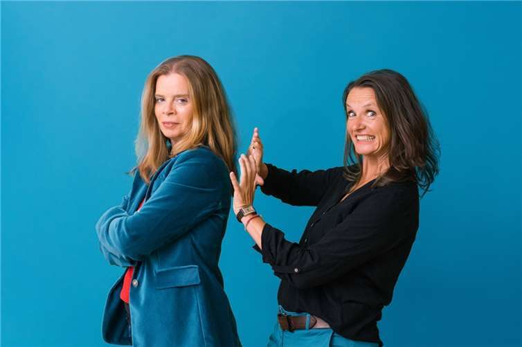 Simone Schmitt und Christine Hölzer widmen sich in ihrem spontanen Schauspiel dem Thema Leben, Tod, Trauer, Sterben und Liebe. Foto: Till Benzin