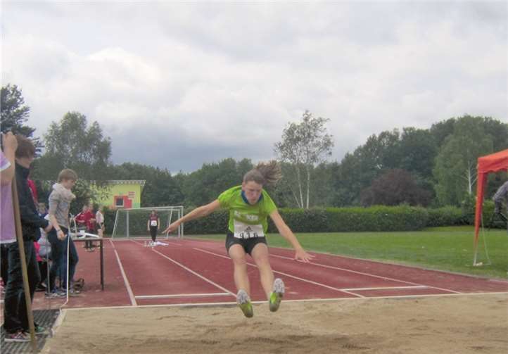Simone Steinke beim Weitsprung.