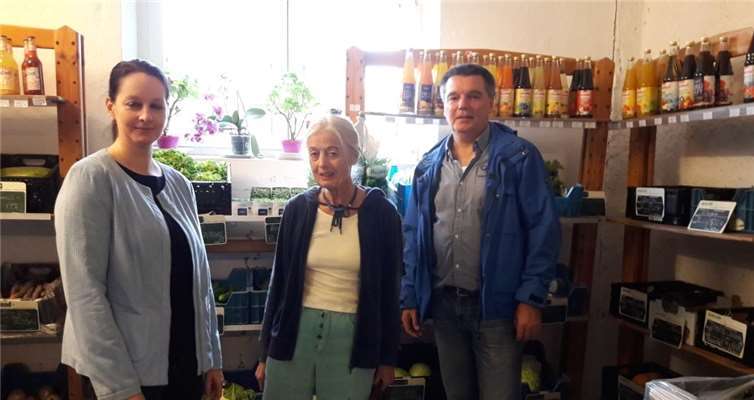 Simone Theisen-Diether und Werner Schumacher vor Ort mit einer Stammkundin.privat