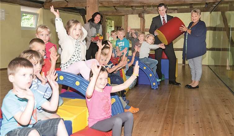 Simone Zens (Mitte) und Stephan Moos übergeben symbolisch die Spende an Elisabeth Meyer, die Leiterin der Kindertageseinrichtung - die Wibbelstätze freuen sich riesig.privat