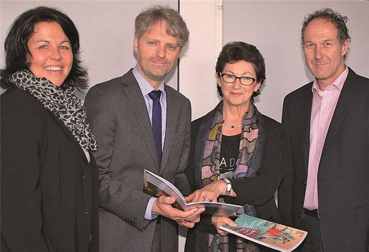 Simone Zens und Christian Brand der Stiftungen der KSK Köln (1.u.2.v.l.) informierten Bürgermeisterin Renate Offergeld und Beigeordneten Jörg Ostermann über die Fördermöglichkeiten „Für uns Pänz“.Gemeinde Wachtberg/mm