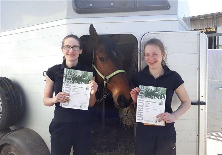 Sina Rollmann und Anna Kahler mit ihren Urkunden (v.l.). Privat