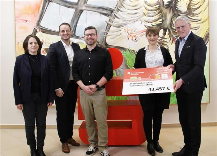 Sina Zimmermann (2.v.r.), Michal-Patryk Kalinowski (3.v.r.) und Anne Wiegel (l.) freuten sich über die Spende der Kreissparkasse Ahrweiler, die von Dieter Zimmermann (r.) und René Schell (2.v.l.) übergeben wurde.  Foto:Marco Seydel