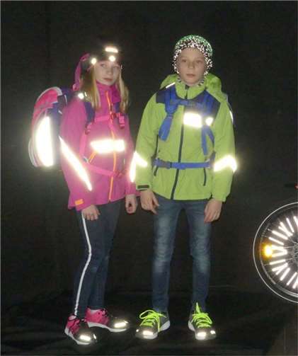 Sind Kinder in der Dunkelheit mit reflektierenden Applikationen ausgestattet, so werden sie im Straßenverkehr eher wahrgenommen. Foto: DGUV