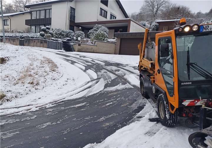 Sind Straßen blockiert, weil die notwendige Durchfahrtsbreite durch parkende Fahrzeuge fehlt, sind auch die SBN machtlos und der Schnee bleibt liegen.  Foto: Kowatzki/SBN