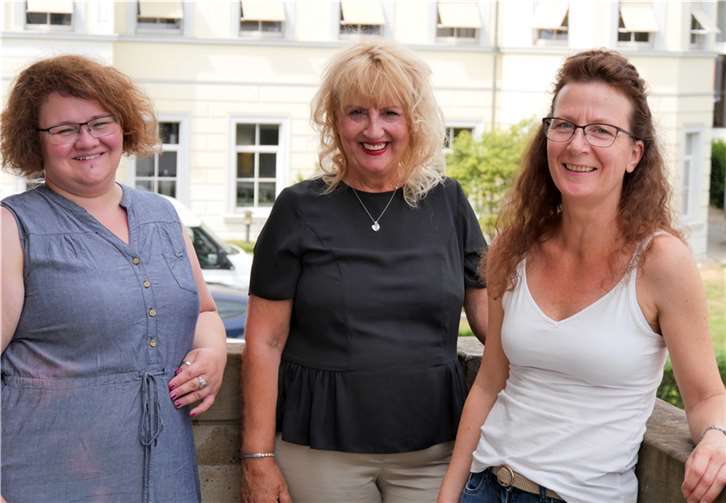 Sind alle für die Menschen an der Ahr im Einsatz (von links): Tatjana Hell-Zimmermann vom AHRWEIT-in-Arbeit-Team, Gabi Schneider, Personalverantwortliche des Helfer-Stabs, und Archäologin Tanja Niessner, die nun im Infopoint Ahrweiler arbeitet.  Foto: privat