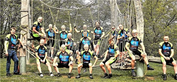 Sind alle geimpft und freuen sich im neuen Trikot auf das neue Jahr mit hoffentlich vielen zulässigen Aktionen und Touren: die Mitglieder der Equipe EuroDeK. Foto: privat