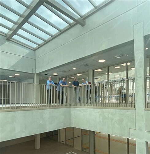 Sind begeistert von dem neuen hell und freundlich wirkenden Konrad-Adenauer-Gymnasium, von links: Bianca Lorenz (Technische Beigeordnete), Andreas Satzer (Fachbereichsleiter städtisches Gebäudemanagement), Stefan Stolz (Projektleiter Ten Brinke Bau GmbH & Co. KG) und Sarah Nohr (städtisches Gebäudemanagement). Foto: Ten Brinke Bau GmbH & Co. KG