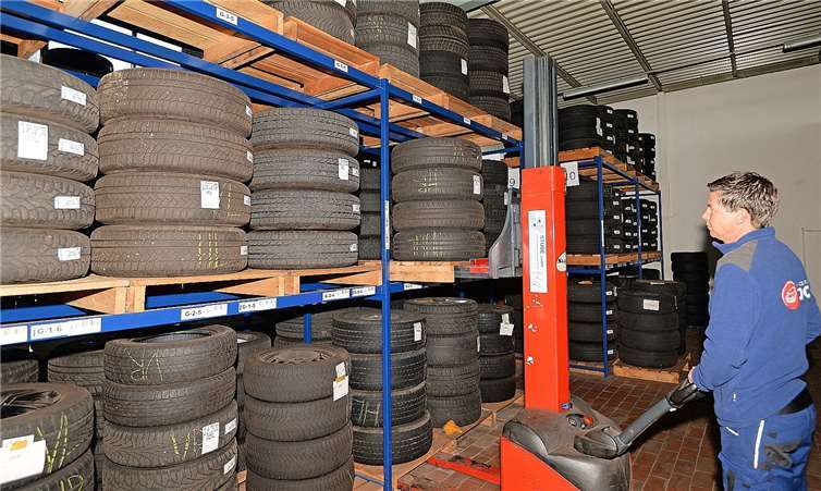 Sind die Reifensätze einmal präzise mit allen erforderlichen Daten erfasst, geht es in das große trockene Reifenlager. US