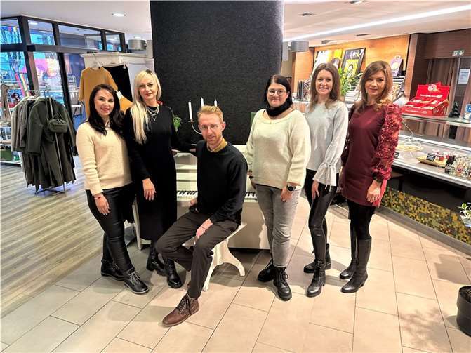 Sind hoch zufrieden mit dem Innenstadtlabor (von links): Margarita Albert, Anna Akchich, Rudi Enns, Citymanagerin Michaela Ullrich, Alena Unruh und Angelika Ehrlich.  Foto: Ulf Steffenfauseweh