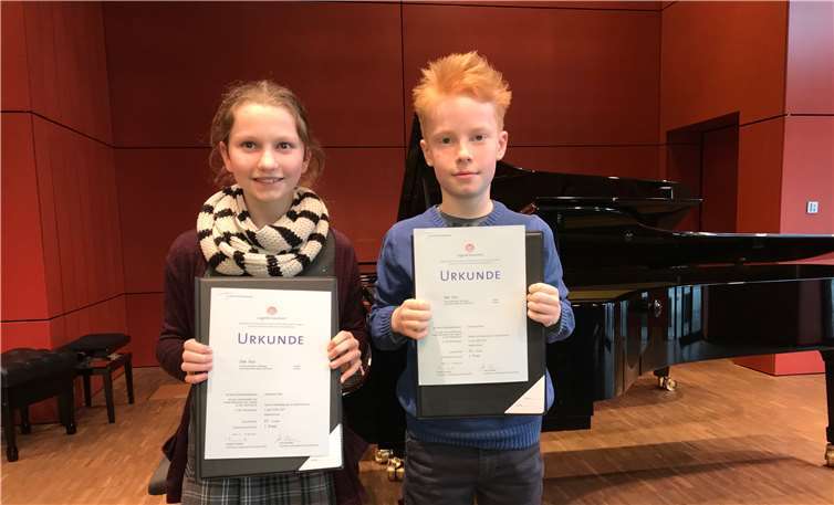 Erste Preise beim Landeswettbewerb Sind mit Recht stolz auf ihren ersten Preis: Carolina und Joanis.