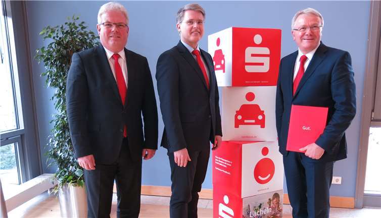 Sind mit dem Geschäftsjahr 2015 zufrieden: Volker Knotte (v.li), Erik Westheide, Vorstand und Edmund Schermann, Vorstandsvorsitzender der Sparkasse Mittelmosel - Eifel Mosel Hunsrück. privat