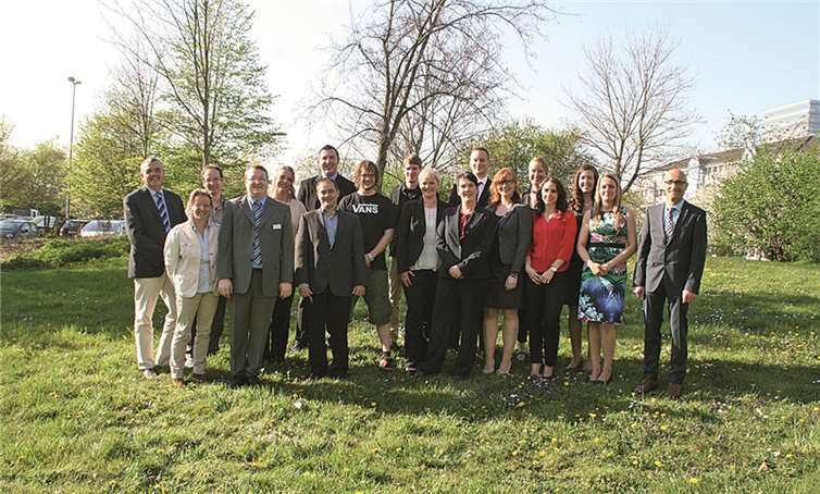 Sind stolz auf die Leistung der Teilnehmer: Pflegedirektor Jörg Mogendorf (r.) und die Leiterin der Weiterbildung, Susanne Wozniak (2.v.l.).privat