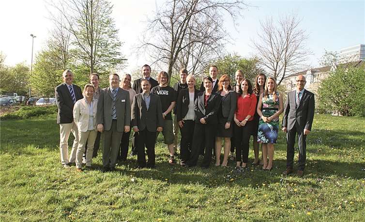 Sind stolz auf die Leistung der Teilnehmer: die Lehrer mit Pflegedirektor Jörg Mogendorf (r.) und der Leiterin der Weiterbildung Susanne Wozniak (2. v.l.).privat