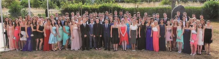 Sind stolz auf ihren Schulabchluss und freuen sich auf ihre Zukunft: die Abschlussschülerinnen und -schüler der Realschule plus Mülheim-Kärlich. privat