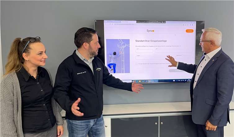 Sind überzeugt, dass das neue Online-Portal die Anmeldung von Einspeisenanlagen deutlich einfacher machen wird: v.li. Klimaschutzmanagerin Janine Sieben vom Kreis Neuwied, Syna-Prokurist Johannes Schardt und Neuwieds Landrat Achim Hallerbach. Quelle: Kreisverwaltung Neuwied