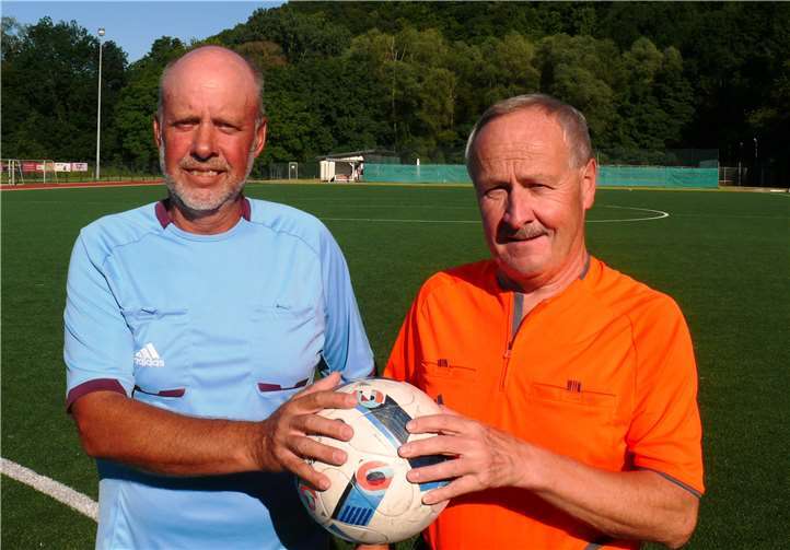 Sind überzeugte Blau-Gelbe: Uwe Seidler (links) und Willi Tempel.privat