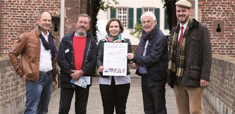 „Sing doch eene mit“ - Kölsche Lieder und ihre himmlische Botschaft präsentieren (v.l.) Dirk Lüssem, Kurt Surges, Pfarrerin Claudia Müller-Bück, Pfarrer Michael Eschweiler und Peter von Boeselager am Donnerstag, 6. November, in der Burg Heimerzheim. JOST
