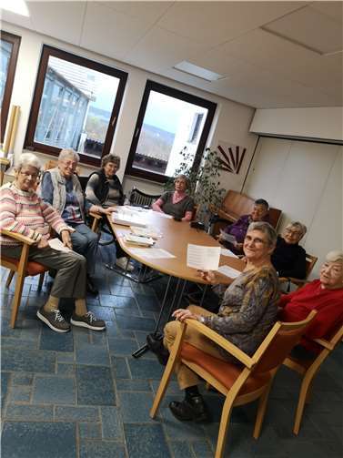 Singen, Vorlesen und Geschichten von früher. Katharina Klaes (vorne) lädt alle 14 Tage zum Lese- und Singkreis in die Altenzentrum-sankt-Stephan-Stiftung ein. Foto: Diana Petrek