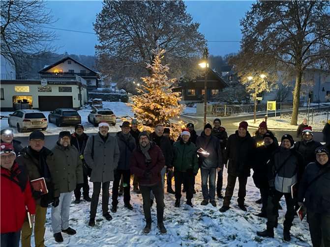 Singen des MGV Horbach am Brunnenplatz.  Foto: privat