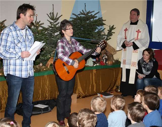 Singen und beten bei einem gemeinsamen Gottesdienst zusammen mit den Kindergartenkindern.