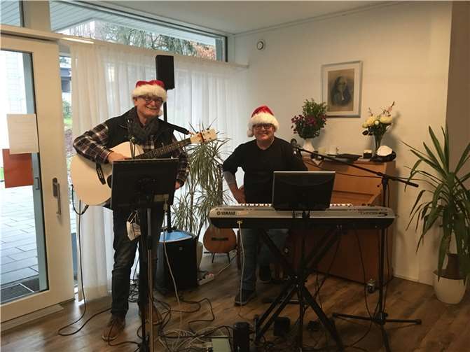 Singen und musizieren gemeinsam: Klaus Hardy an der Gitarre und Peter „Maxi“ Müller am Keyboard. Foto: privat