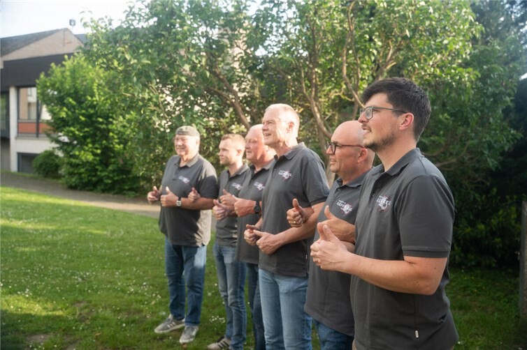 Singen verbindet - beim Fototermin im Pfarrgarten