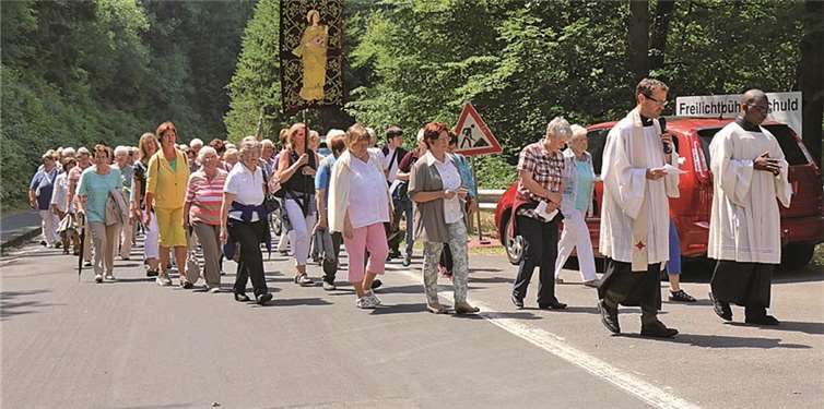 Singend und betend zog die Prozession zur Schornkapelle.
