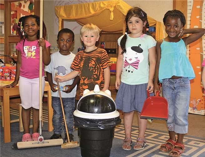 Singende Kindergärten: Mit Musik macht sogar das Aufräumen Spaß.