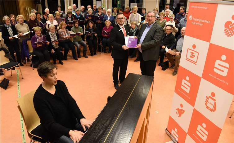 Singender Kammerchor Bad Neuenahr-Ahrweiler wird bei der Probe beschenkt.Herr Fix