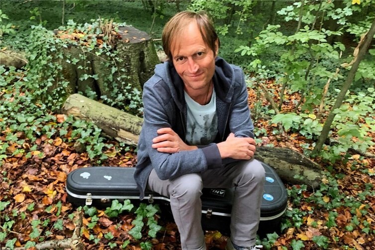 Singersongwriter Mathew James White