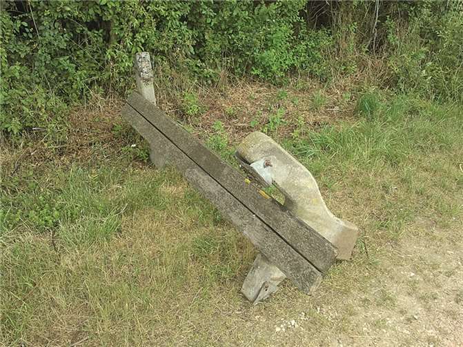 Sinnlose Zerstörung: Eine öffentliche Parkbank am Küpperweg. BfS