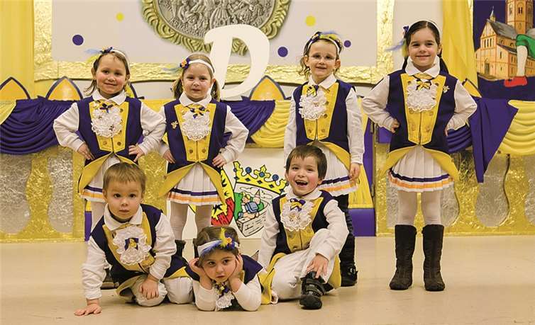 Sinzig. Die kleinsten Tänzerinnen und Tänzer der Sinziger Karnevalsgesellschaft starten diese Woche ihr Training für die Session 2013/2014. Das Training findet immer donnerstags von 15.30 bis 16.30 Uhr im Sinziger Helenensaal statt. Teilnehmen dürfen alle Kinder im Alter von drei bis sechs Jahren. Interessierte können sich bei den Trainerinnen Carmen Reuter, Tel. (0 26 42) 3 08 41 90 oder Anne Hirte, Tel. (0 26 42) 40 23 99 melden oder beim Training vorbeischauen.privat