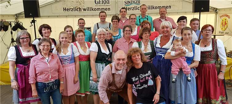 Sinzig-Franken. Gut besucht und ausgelassen war das Oktoberfest der Junggesellen in Franken am Kirmesmontag, das zahlreiche Besucher in traditionellen Trachten feierten. Foto: privat