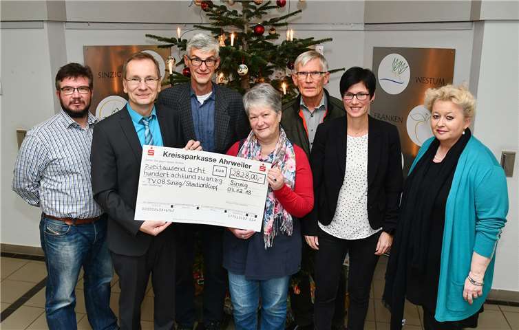 Sinzig. Nach der erfolgreichen Wohltätigkeits-Veranstaltung „Rheinischen Zaubershow“ für den Umbau des Rhein-Ahr-Stadions überreichte Bürgermeister Andreas Geron nun den Erlös im Rathaus: (v.l.n.r.) Herr Klingelhöfer (Leiter Barbarossaschule), Andreas Geron, Reiner Friedsam, Waltraud Thormann (TV 08), Hans Meyer (TV 08), Michaele Jüris (TV 08) und Elke Esper (Leiterin Regenbogenschule).RASCH