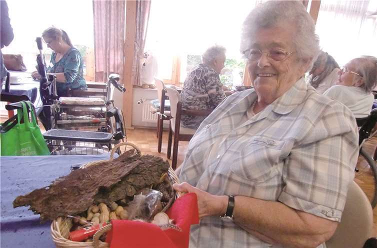 Sinzig. Passend zum Herbst wurde von Bewohnern und Gästen der Tagespflege des Johanniter-Hauses Sinzig aus Naturmaterialien wie Kastanien, Tannenzapfen, Eicheln, Federn und Baumrinden kleine Kunstwerke herstellt. Manch einer wuchs über sich hinaus und war erstaunt, was für schöne Dekoration man selbst herstellen kann. Nach getaner Arbeit wurde die goldene Jahreszeit traditionell mit einem Glas Federweiser begrüßt und es blieb noch Zeit ins Gespräch zu kommen.privat