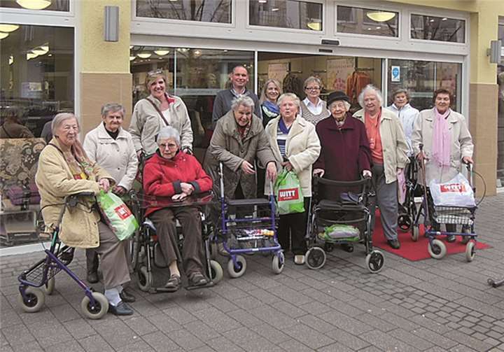 Sinzig. Vor Kurzem startete eine gut gelaunte Gruppe von Seniorinnen und Mitarbeitern mit dem hauseigenen Fahrdienst des Johanniter-Hauses Sinzig eine Einkaufsfahrt zum Modehaus Witt Weiden in Bad Neuenahr-Ahrweiler. Die Damen wurden durch den Teamleiter der Filiale Herrn Wolff mit Kaffee und Kuchen begrüßt und durch die Filiale geführt. In angenehmer Atmosphäre und unter fachgerechter Beratung konnten die Damen „Modenschau halten“ und mit sichtlichem Vergnügen neue Kleidungsstücke aussuchen. Bei der Verabschiedung waren sich alle Damen einig: „Das müssen wir noch einmal wiederholen.“privat