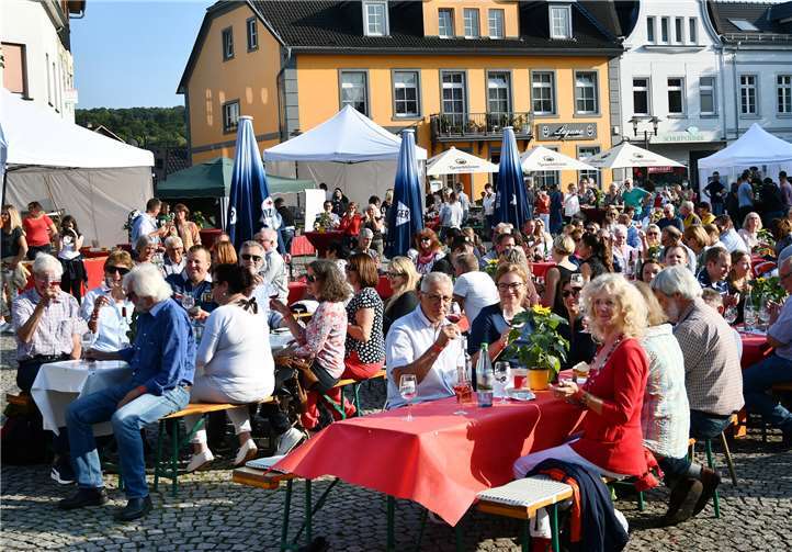 Sinzig hat in den letzten Jahren vor allem durch seine beliebten Feste - wie hier beim Weinsommer - von sich Reden gemacht. Fotos: RASCH/ROB