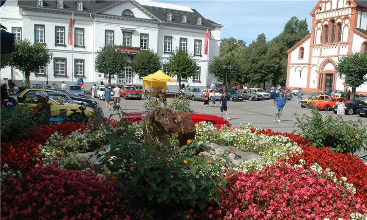 Sinziger Kirchplatz wurde am Sonntagnachmittag zur Pilgerstätte für Oldtimer Fans.-BL-