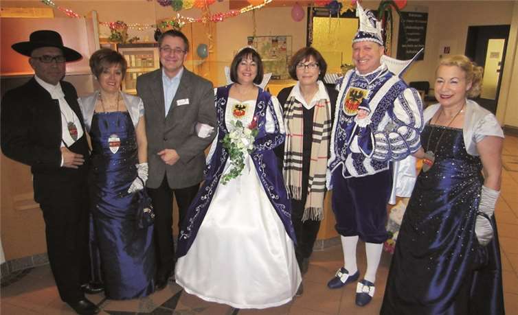 Sinziger Prinzenpaar: (3. v. l) Pflegedirektor Hermann Josef Bliersbach; (5. v. l) Martina Steffens, Stiftungsbeauftragte.Paul Effelsberg