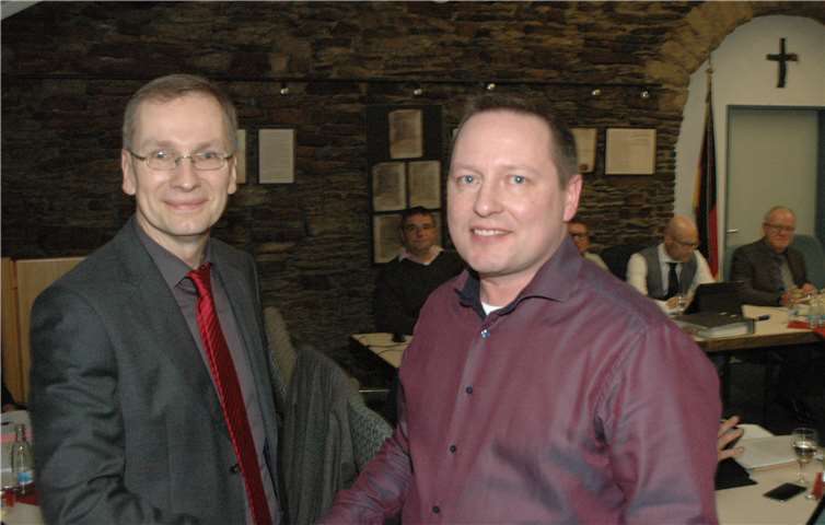 Sinzigs Bürgermeister Andreas Geron (r.) verpflichtete das neue CDU Ratsmitglied Dietmar Reimsbach. BL