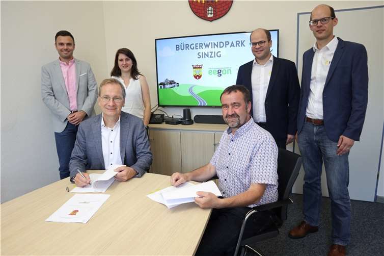 Sinzigs Bürgermeister Andreas Geron (v. l.) und Johannes Pinn, Vorstand der eegon eG (v.r.) freuten sich gemeinsam mit Christian Weidenbach, Büroleiter Stadt Sinzig, Clarissa Figura, Klimaschutzmanagerin Stadt Sinzig sowie Thomas Breuer und Florian Liel, beide e-regio GmbH (hinterer Reihe von l.n.r.) über das gemeinsame Projekt, das im Sinziger Rathaus per Vertragsunterzeichnung besiegelt wurde. Foto: Stadtverwaltung Sinzig