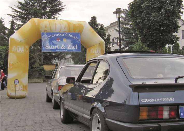 Sinzigs Bürgermeister Wolfgang Kroeger startete persönlich das erste Fahrzeug auf dem Kaiserplatz in Sinzig.privat