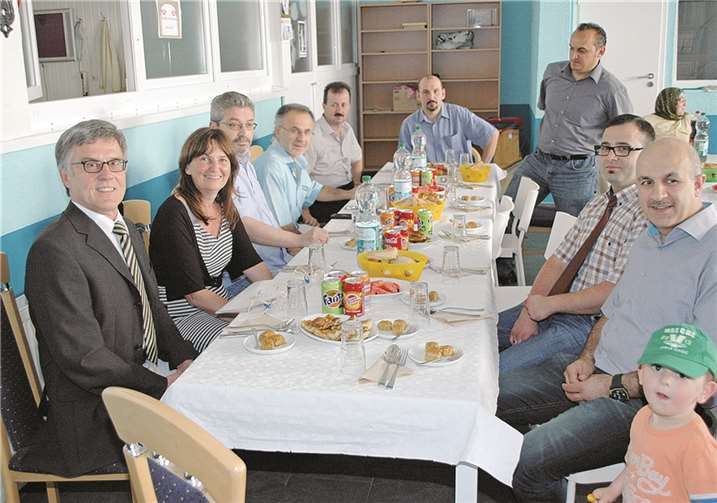 Sinzigs Bürgermeister Wolfgang Kroeger und Bundestagsabgeordnete Mechthild Heil zu Besuch bei der türkisch-islamischen Gemeinde.BL