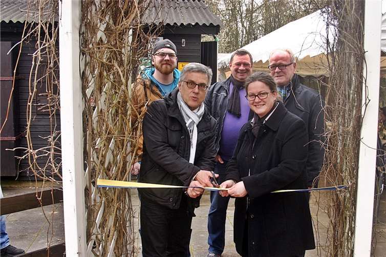 Sinzigs Bürgermeister Wolfgang Kroeger und die Pächterin der Minigolf-Anlage, Aneta Reisdorff, gaben mit dem Durchtrennen das Bandes das Startsignal für die neue Saison. RÜ