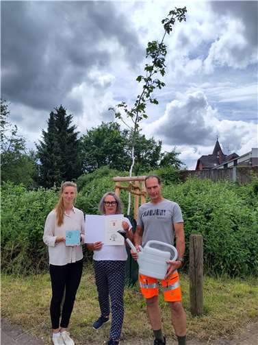 Sinzigs Klimaanpassungsmanagerin Luzia Heinzelmann (l.) und Baumkontrolleur Hendrik Kardinal (r.) bedankten sich bei Andrea Schraaf-Wilhelmy, die sich als erste Baumpatin gemeldet hatte, für ihr Engagement.  Foto: Stadtverwaltung Sinzig