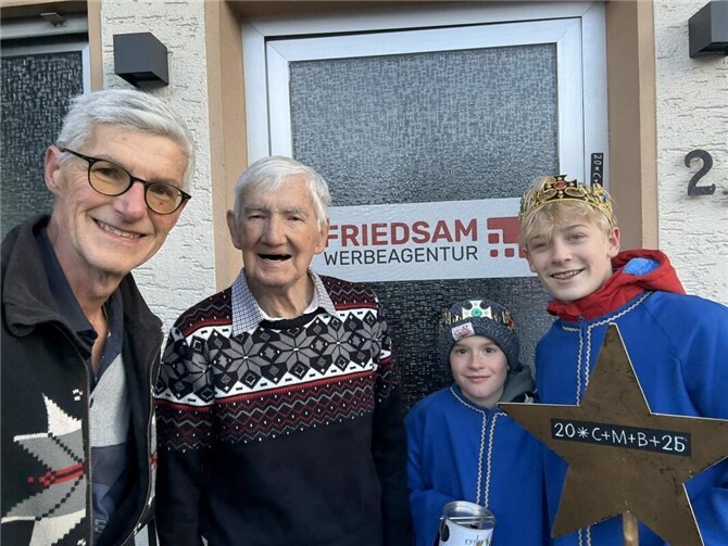 Sinzigs Ortsvorsteher Reiner Friedsam freute sich mit seinem Vater über den Segen zum Start im neuen Büro.  Foto: Reiner Friedsam